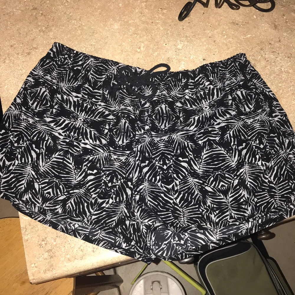 Palm tree pattern comfy shorts size M